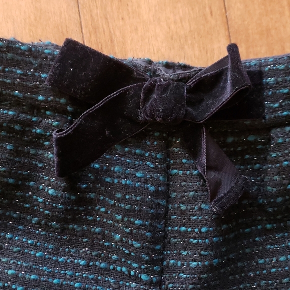 Girls shorts with black velvet bow, 4-5yrs - Picture 2 of 4